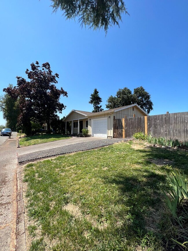 Building Photo - Fully Remodeled Single Level Home in the H...