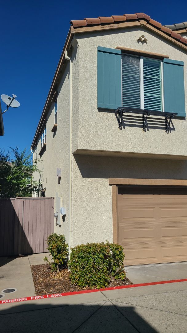 Building Photo - West Roseville, New Paint & Carpet 2 Story...