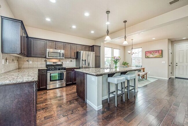 Foto del edificio - 2450 E Oakmont Ave