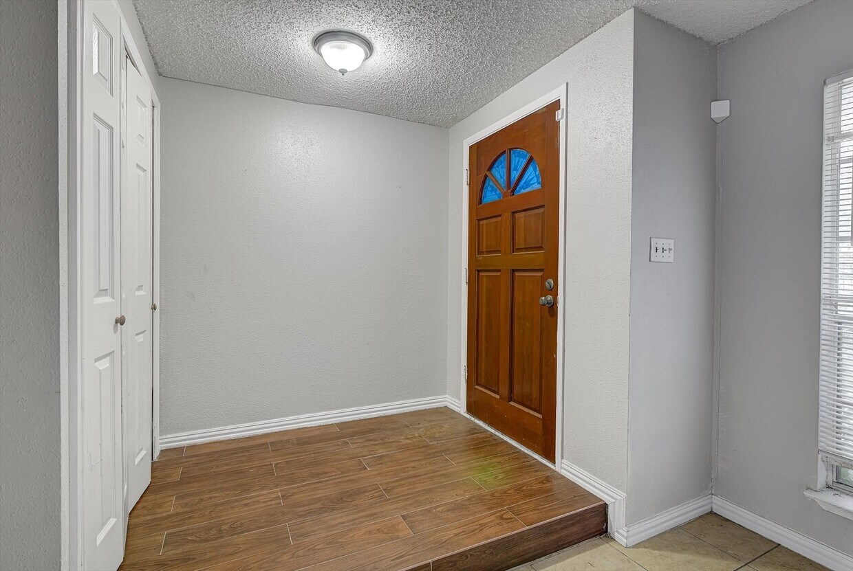 Foto del edificio - 5825 W Tidwell Rd