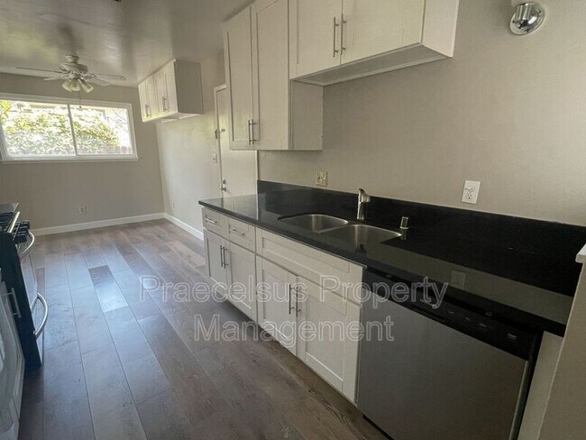 Foto del edificio - 7471 Blix St