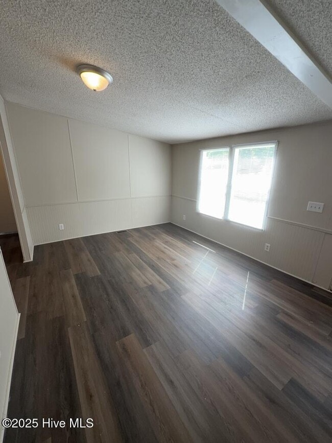 Foto del edificio - 2108 Catherine Lake Rd