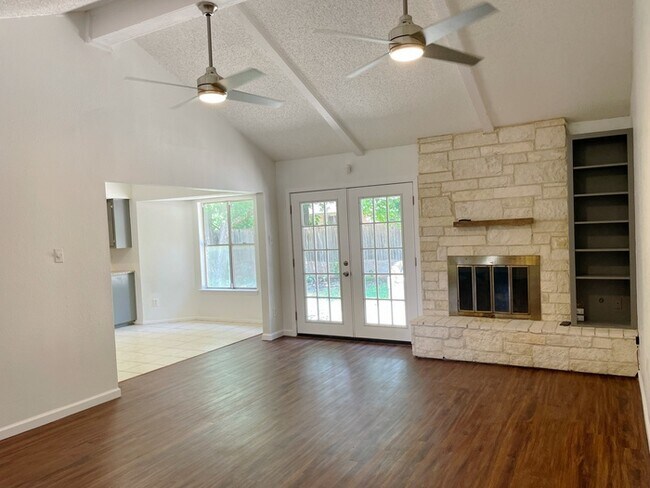 Building Photo - CLOSE TO DOWNTOWN!