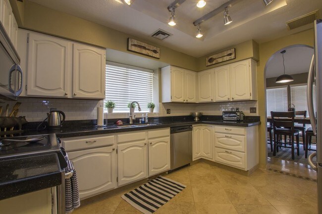 Building Photo - 4205 E Tanglewood Dr