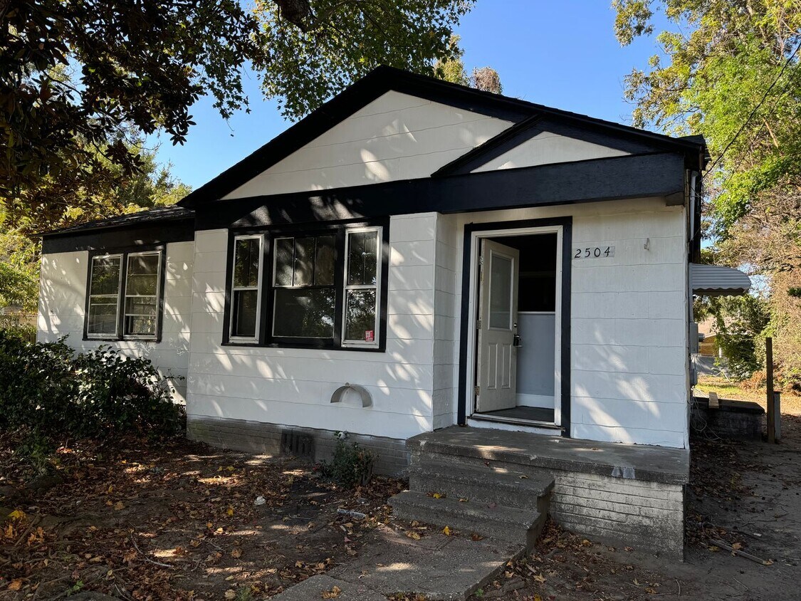 Foto principal - Single Family Home Across from School
