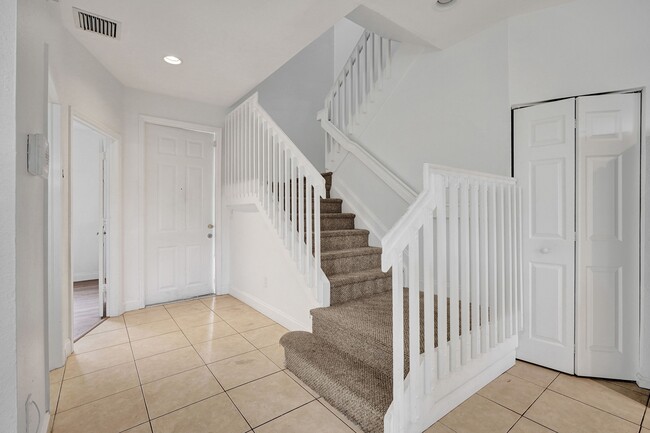 Building Photo - 2021 Island Dr