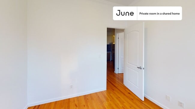 Building Photo - Private bedroom in 3 bed/1 bath Home