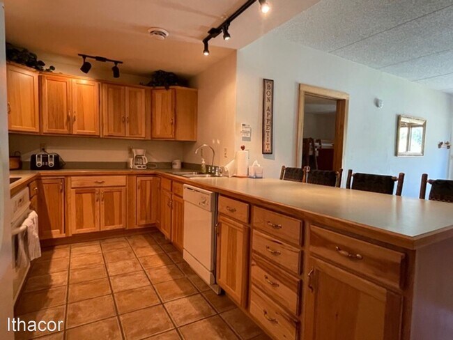 Building Photo - 2 br, 2 bath House - 2120 Clute Rd #R3