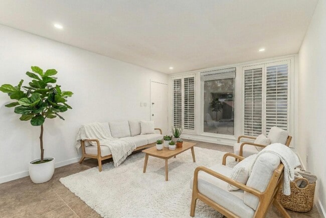 Building Photo - 6935 E 4th St