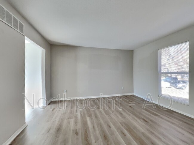 Foto del edificio - 923 NE Westwind Cir