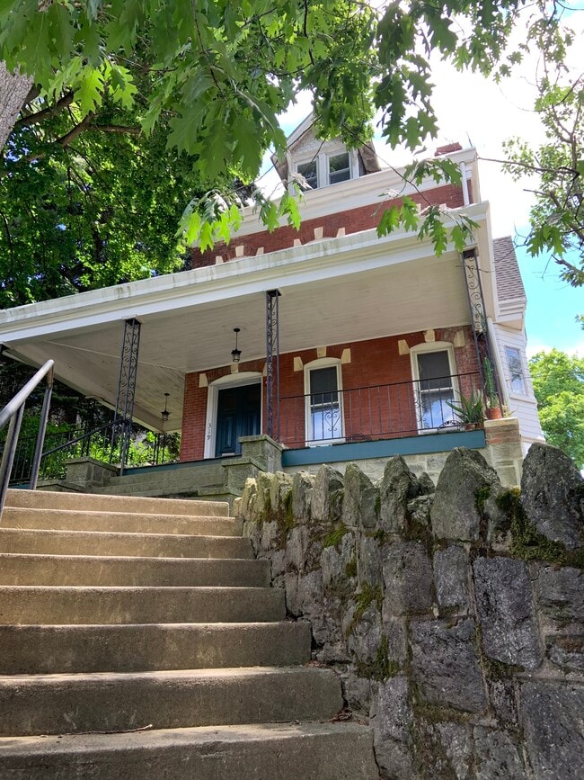 Building Photo - 319 Green Ln