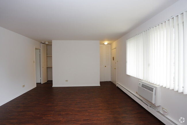 1BR, 1BA -685SF - Living Room - Briarwood Apartments