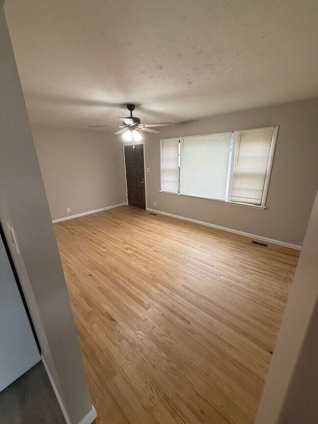 Foto del edificio - NEW RENTAL!  $1600 per month, Charming 3 bedroom, 1 bath House with fenced backyard! Heart of Sou...