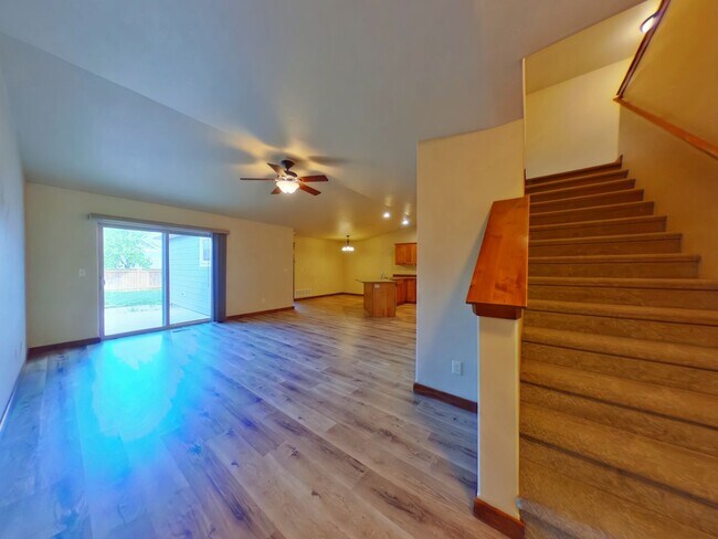 Building Photo - Beautiful 3 bedroom 2 1/4 bath townhouse in 4 Corners! Fenced backyard!
