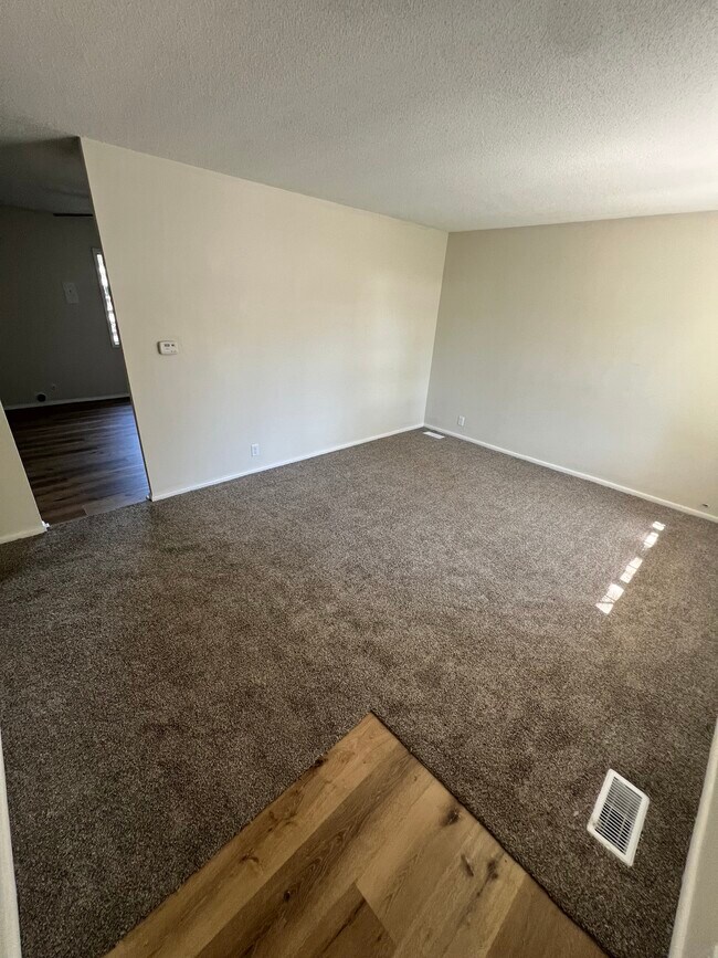 Foto del edificio - 923 Hillside Dr