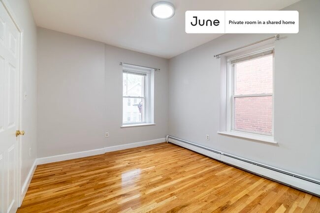 Building Photo - Private bedroom in 3 bed/1 bath Home