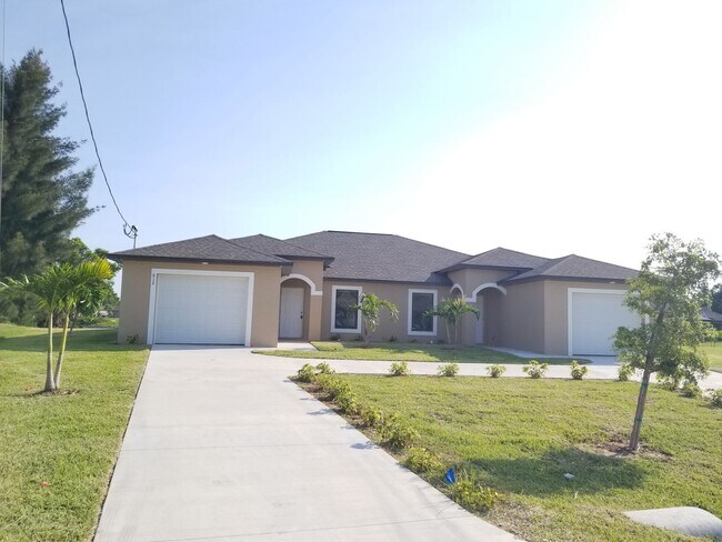 Foto del edificio - 3 Bedroom 2 Bath 1 Car Garage Waterfront D...