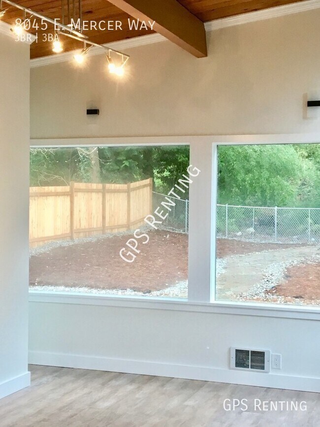 Building Photo - 8045 E Mercer Way