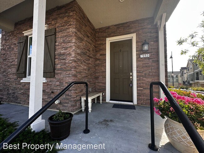 Foto del edificio - 4 br, 3.5 bath House - 7053 Calistoga Ln