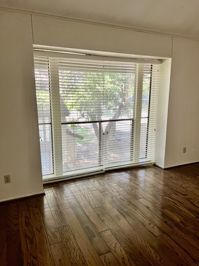 Living room - 4567 N O Connor Rd