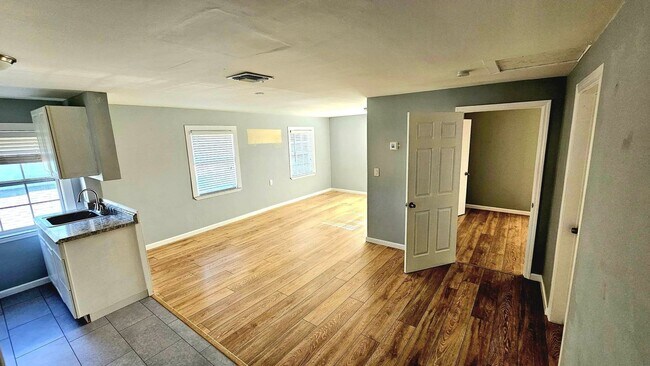 Foto del edificio - 2nd Floor Cocoa Village Bungalow, Including Electric and Water!