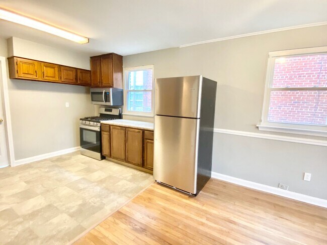 Foto del edificio - Renovated Bright and Spacious 3 Bedroom 1....