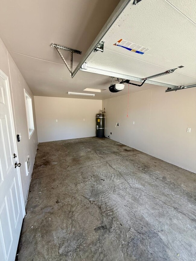 Building Photo - AMAZING 1-BEDROOM, 1-BATH UNIT WITH GARAGE