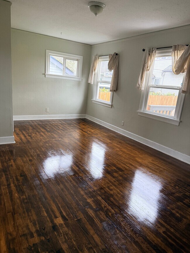 Foto del edificio - 2115 Wetmore Ave