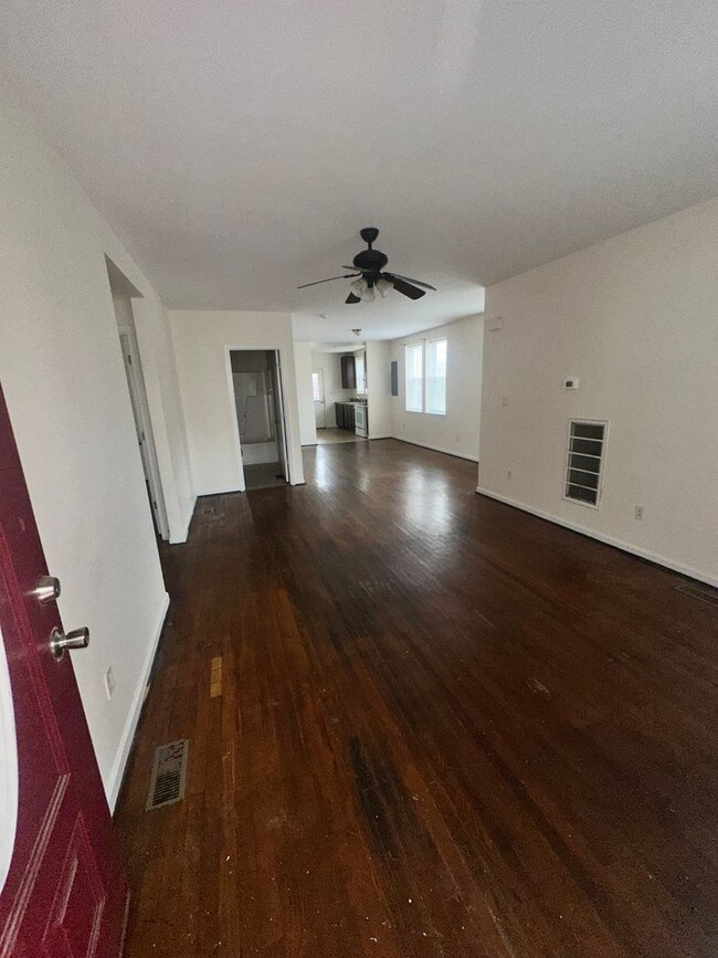 Building Photo - Three Bedroom Condo - Centrally Located Su...