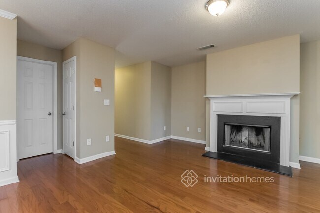 Foto del edificio - 121 Hidden Creek Dr