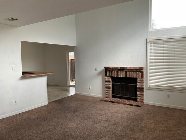 Foto del edificio - 354 Hazelnut Ln