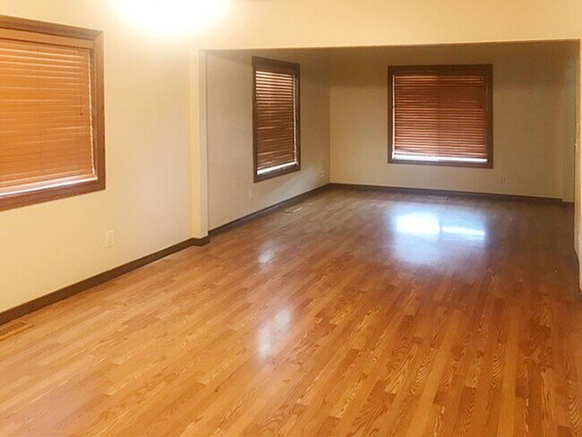 Building Photo - Spacious 5 Bedroom Home in Great Location!