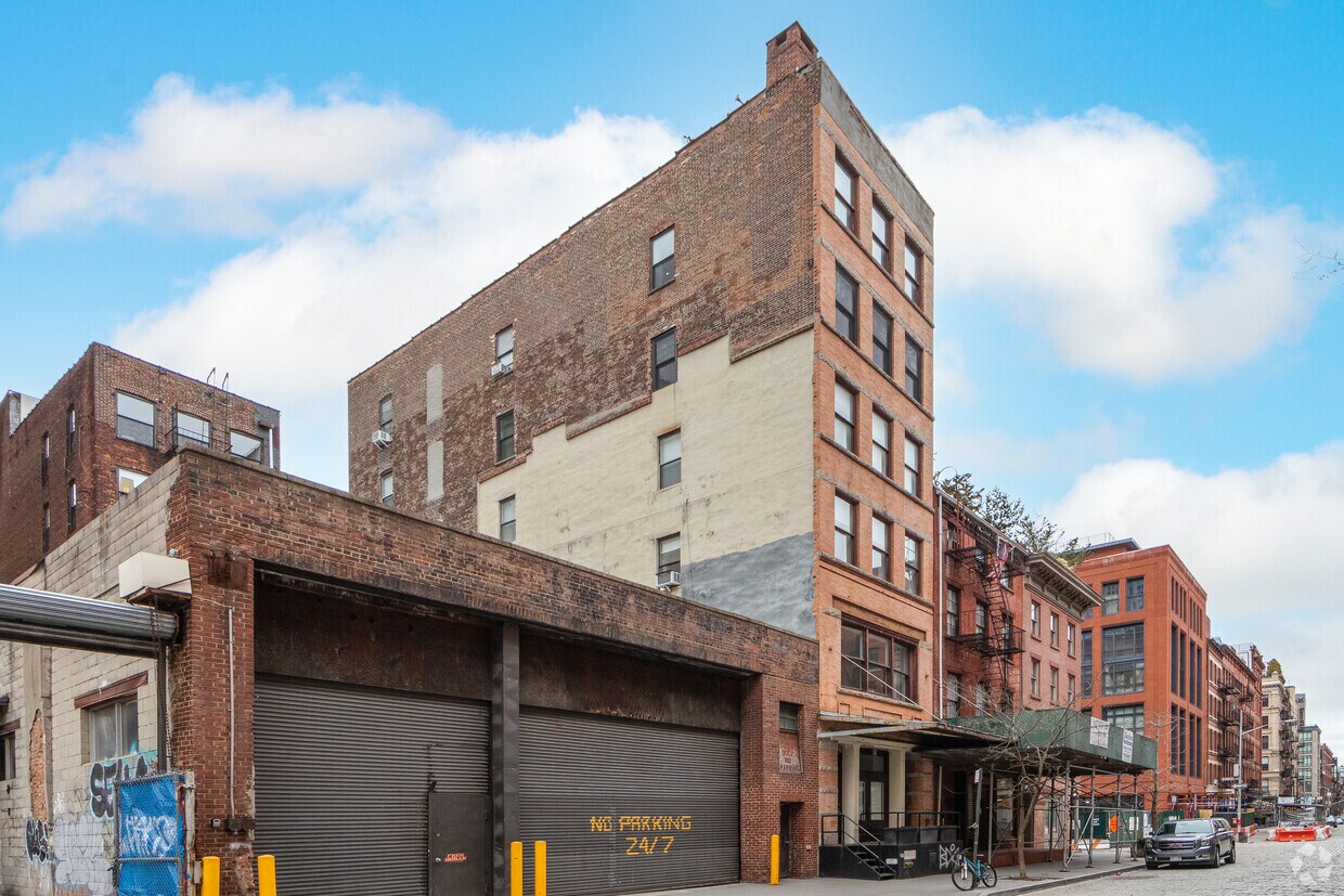 Primary Photo - 448 Greenwich St