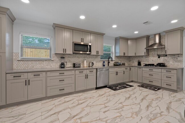 Foto del edificio - 2402 Chimney Rock Rd