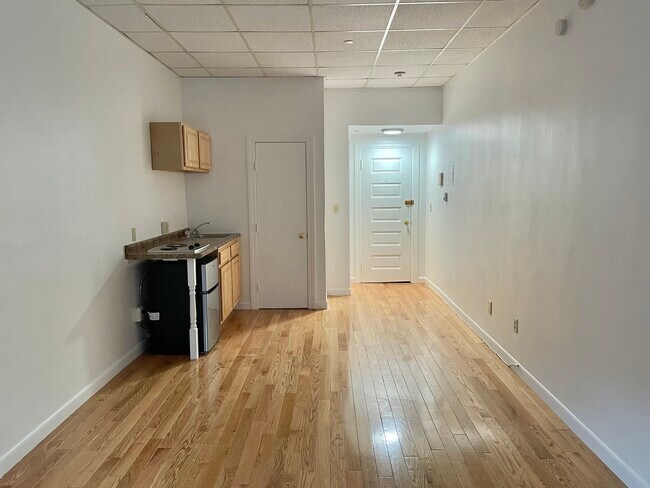 Building Photo - 864 Beacon St
