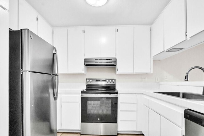 Foto del edificio - Great three bedroom townhome in UTC! Avail...