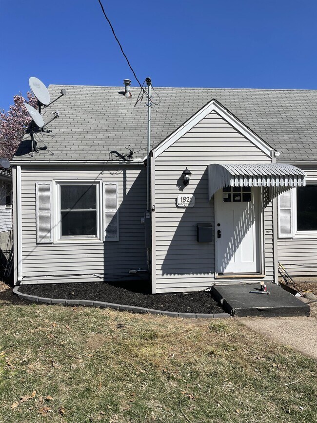 Building Photo - 1821 E 31st Ct