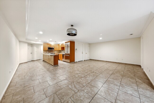 Building Photo - 51 E Bellevue Pl