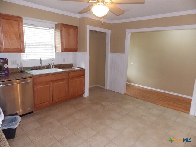 Foto del edificio - 1309 Azalea Ln
