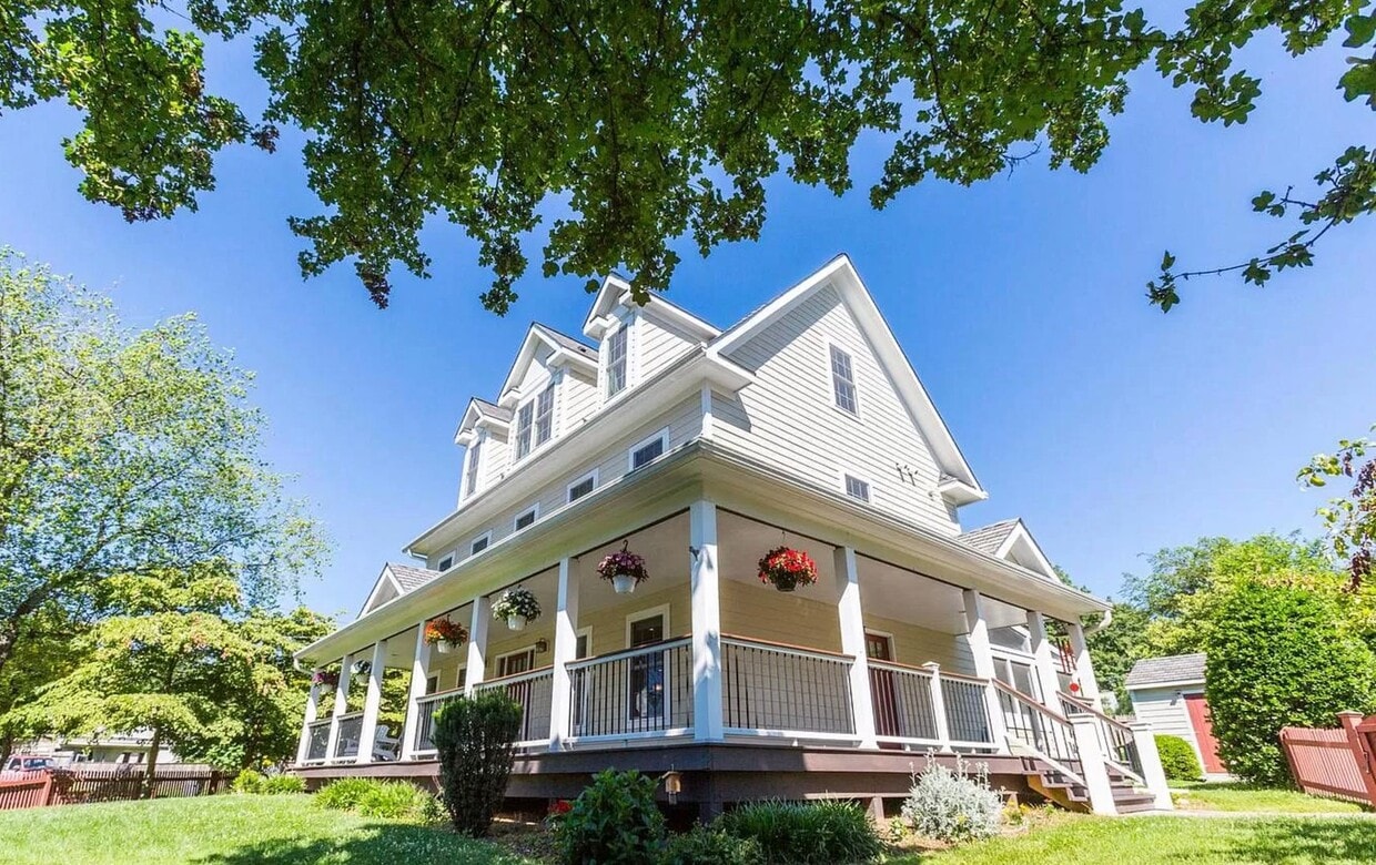 Rockin' in Rockville Custom 3 BED+3Ba CUST... - Rockin' in Rockville Custom 3 BED+3Ba CUST...