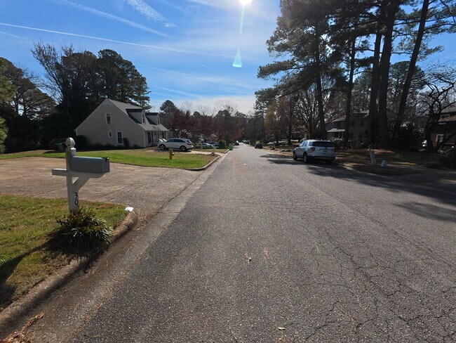 Foto del edificio - Terrific Rancher with Vaulted Ceiling in Meredith Woods.
