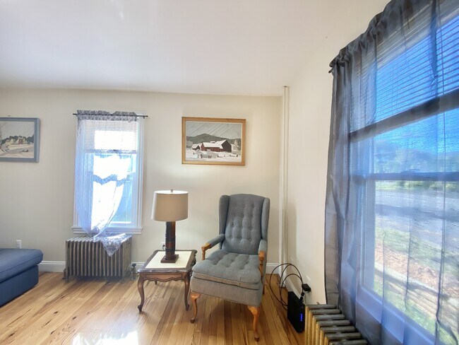 Foto del edificio - 842 Bloom Rd