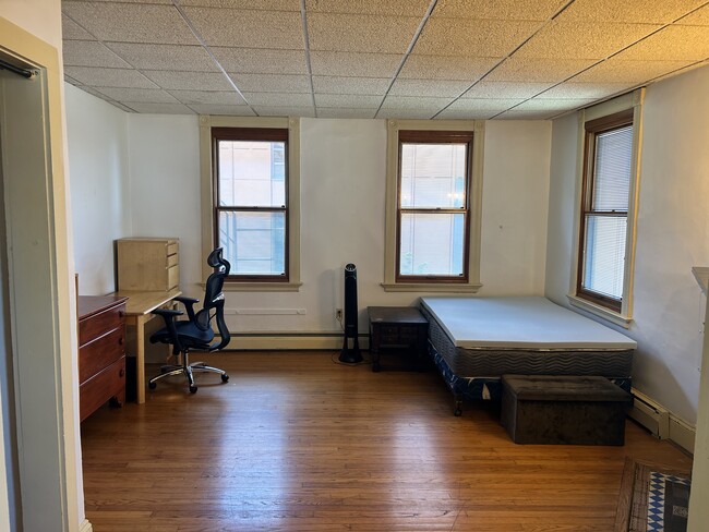 Building Photo - 107 Elmwood 7 Minute Walk to Campus!