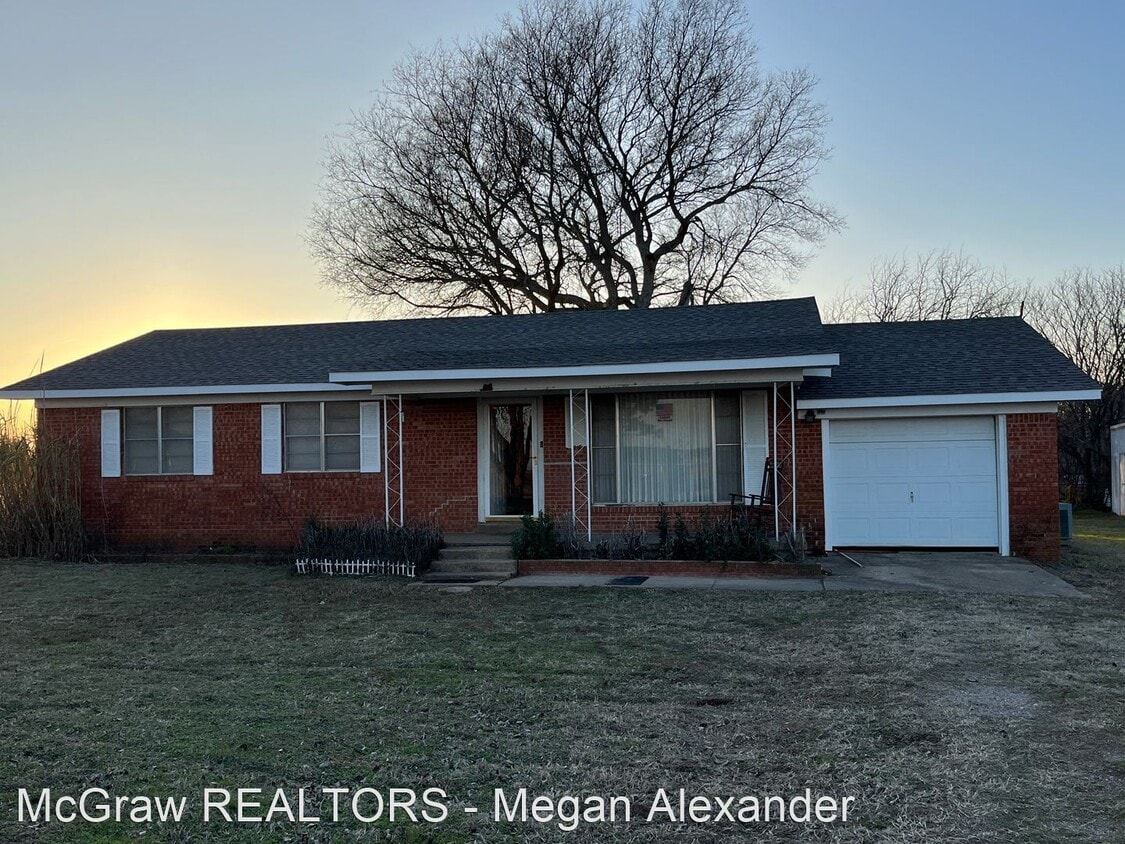 3 br, 1.5 bath House 3585 ST HWY 1W House Rental in Roff, OK