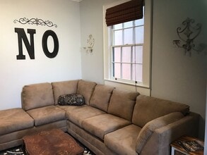 Building Photo - 1826 Burgundy St