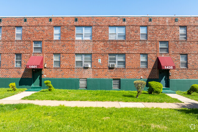 Building Photo - Renaissance Gardens