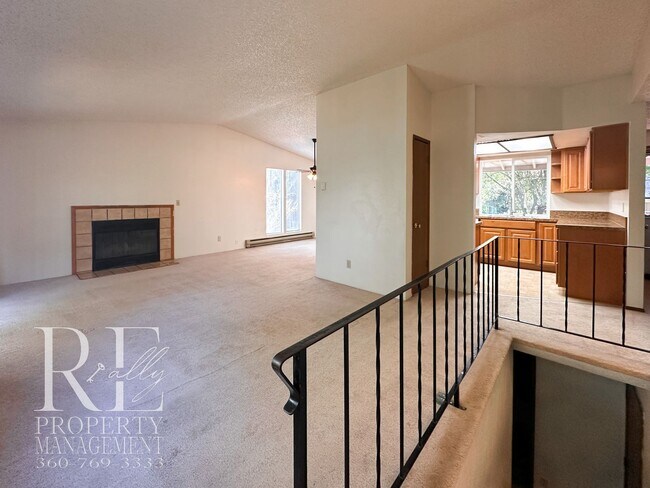 Foto del edificio - Spacious Duplex with Covered Porches & Garage