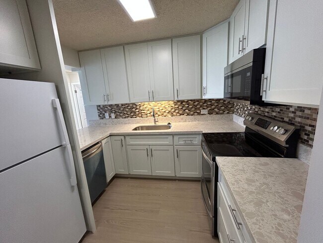 Foto del edificio - Crescent Park, 2 bedroom, 2 bathroom, with washer/dryer in apartment, Huge Diamond Head view from...