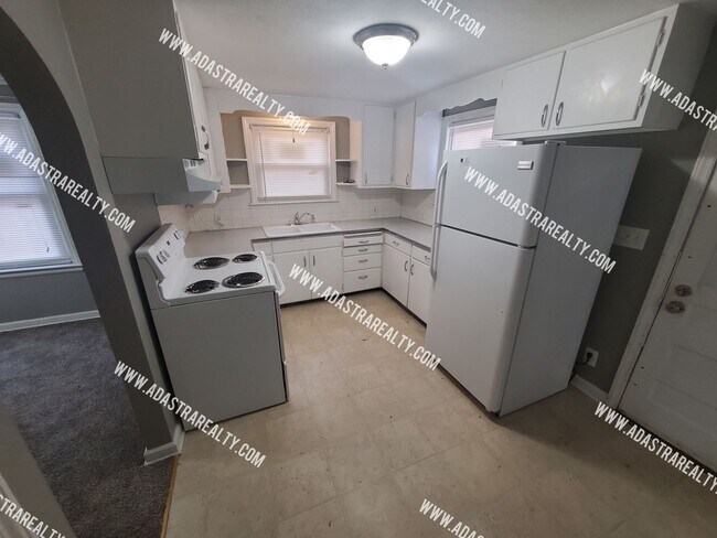 Foto del edificio - Spacious Raytown Home-Available NOW!!