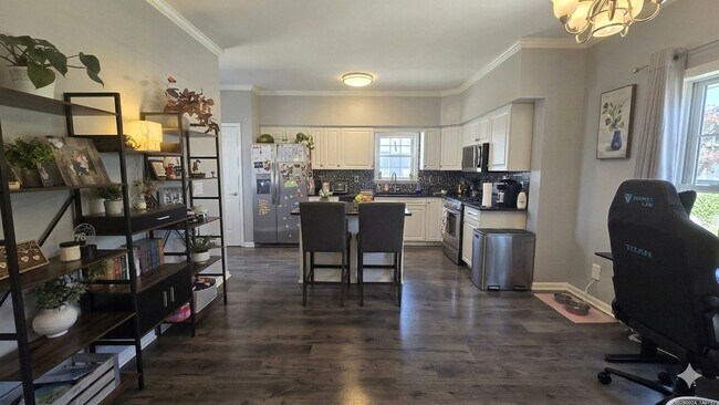 Foto del edificio - Welcome to this 3 bedroom 3 Bull Bathroom home with a Basement
